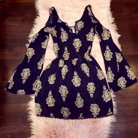 Xhilaration cold shoulder dress - Picture 1 of 2